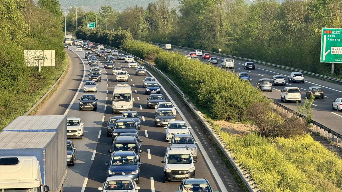 Bayram dönüşü devam ediyor! İstanbul yolunda trafik kilit…