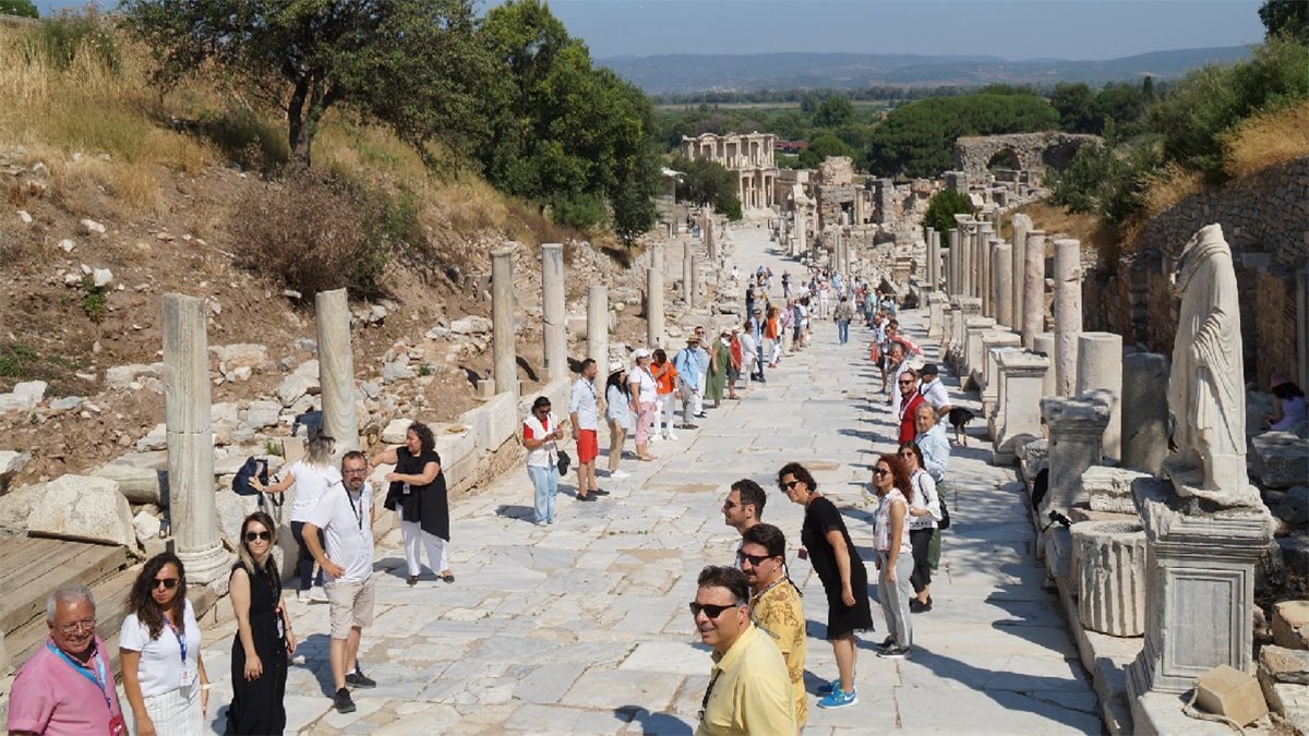 Tartışmalı turist rehberi düzenlemesi Meclis’ten geçti