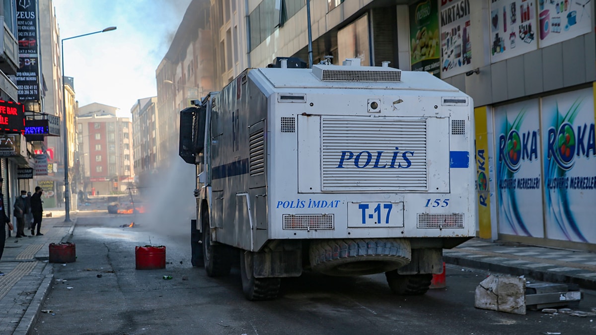 Van’da gerginlik devam ediyor… Polisten yürüyüş yapmak isteyenlere müdahale