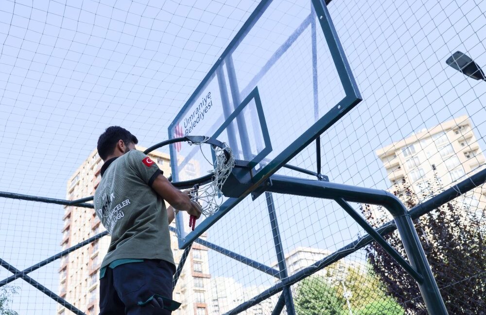 ÜMRANİYE BELEDİYESİ’NDEN PARKLARA DÜZENLİ BAKIM