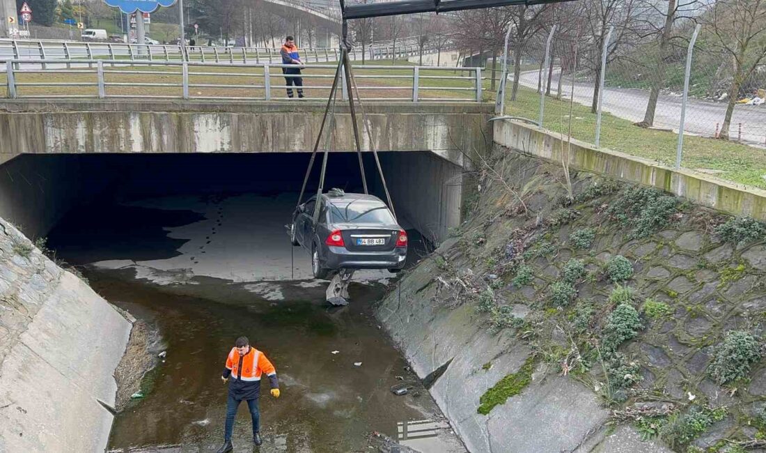 İSTANBUL GAZİOSMANPAŞA’DA SÜRÜCÜSÜNÜN DİREKSİYON HAKİMİYETİNİ KAYBETTİĞİ OTOMOBİL SU KANALINA UÇTU.