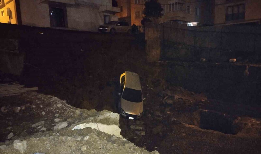 KARTAL'DA TOPRAK KAYMASI NEDENİYLE OTOMOBİL İNŞAAT TEMELİNE DÜŞTÜ