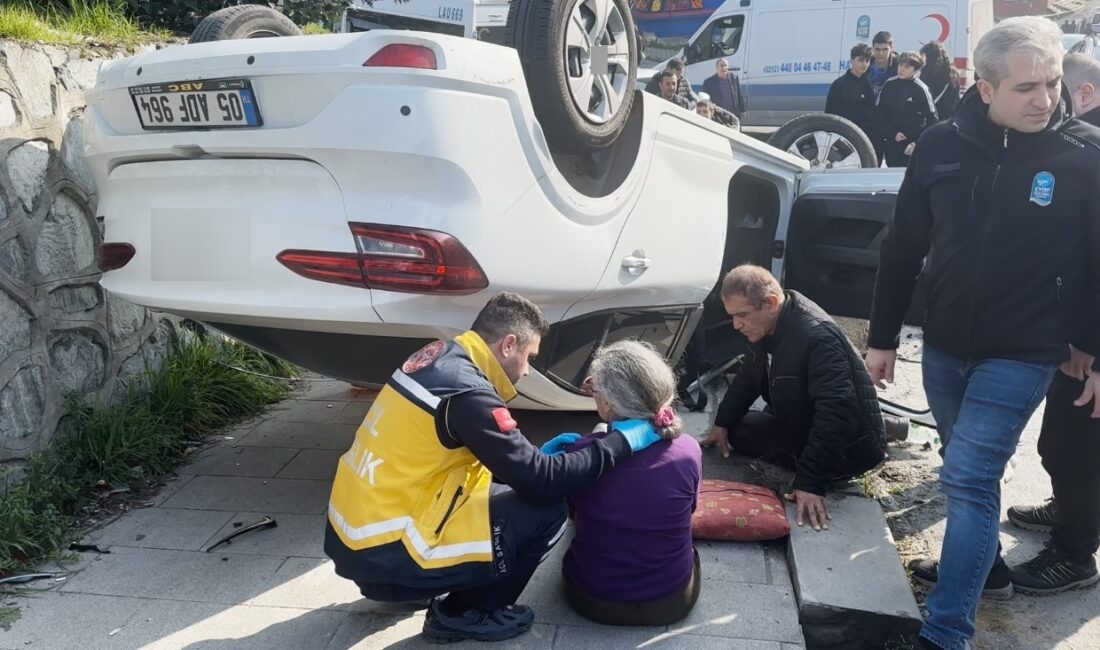 EYÜPSULTAN'DA PARK HALİNDEKİ ARACA ÇARPIP KALDIRIMA DEVRİLEN ARAÇTAKİ ÇİFT YARALANDI.