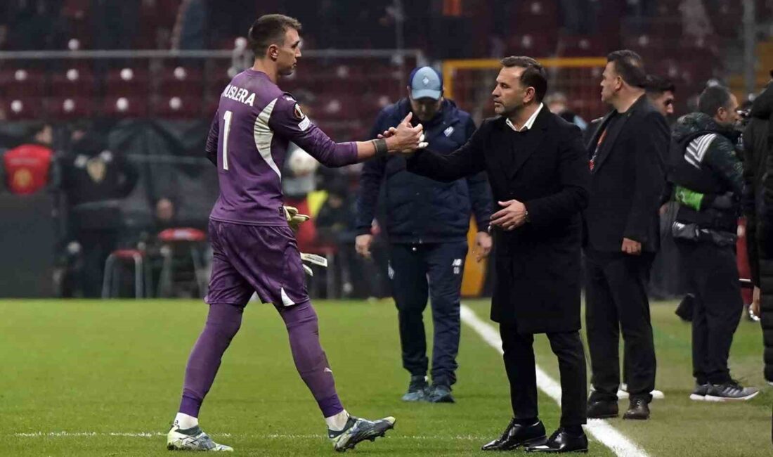 GALATASARAYLI TARAFTARLAR, DİNAMO KİEV MAÇINDA SARI-KIRMIZILILARIN URUGUAYLI FİLE BEKÇİSİ FERNANDO